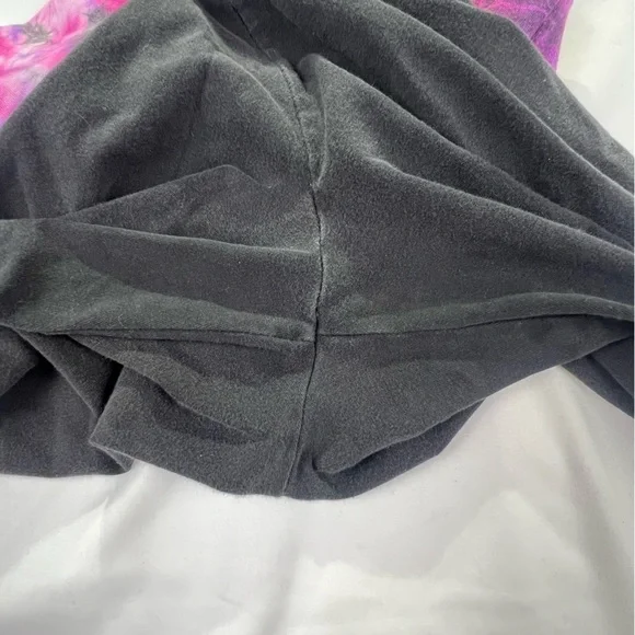 Victoria’s Secret - Yoga Pants Capris - Black and Purple - Size Unknown (Med?) - Picture 3 of 11